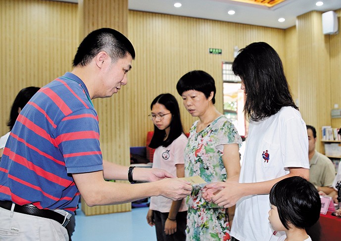 8月26日下午，我集團(tuán)在橋頭鎮(zhèn)第三小學(xué)舉行了2019年助學(xué)金發(fā)放儀式，21名橋頭籍貧困家庭大學(xué)生獲得資助。