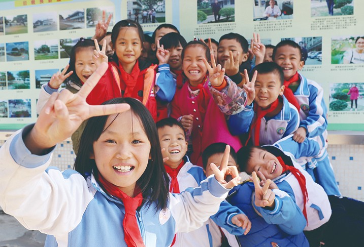 12月5日至16日、12日至13日，集團(tuán)分別委派總裁辦公室主任蔣永林及集團(tuán)品牌管理部總經(jīng)理李啟清，會同廣東省教育基金會許懷升秘書長、副秘書長雷國增等相關(guān)領(lǐng)導(dǎo)，一起前往我集團(tuán)捐建的學(xué)校，為優(yōu)秀師生和家庭