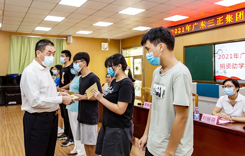 8月27日上午，我集團(tuán)在橋頭鎮(zhèn)第二小學(xué)舉行了2021年助學(xué)金發(fā)放儀式，向23名橋頭籍困難家庭大學(xué)生發(fā)放助學(xué)金17.56萬元。這是我集團(tuán)連續(xù)第13年資助橋頭籍困難家庭大學(xué)生完成大學(xué)學(xué)業(yè)。橋頭鎮(zhèn)三級調(diào)研員