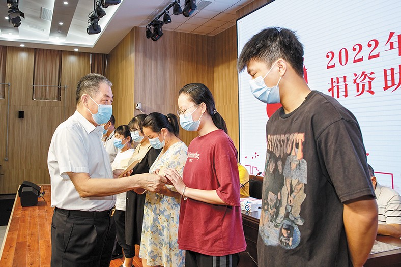 8月29日，我集團(tuán)在橋頭鎮(zhèn)中心小學(xué)舉行了2022年捐資助學(xué)金發(fā)放儀式，向22名橋頭籍困難家庭在讀大學(xué)生發(fā)放助學(xué)金16.88萬元。