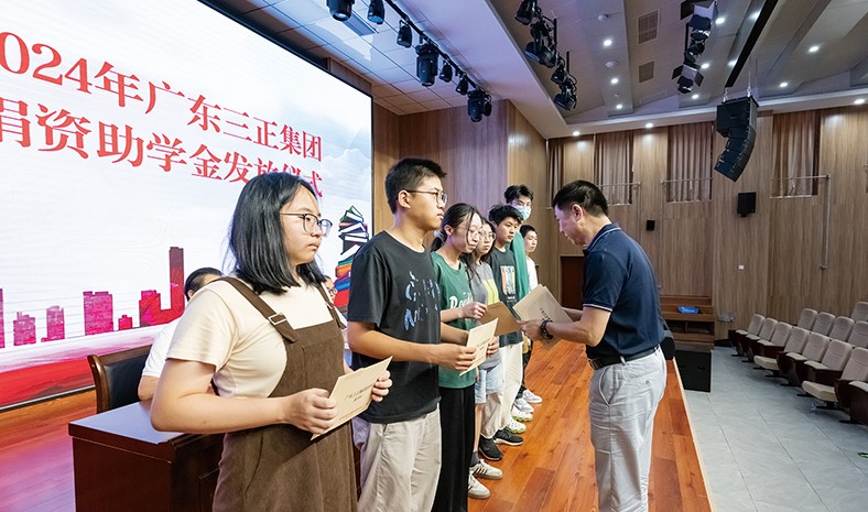 8月27日上午，我集團(tuán)2024年捐資助學(xué)金發(fā)放儀式在橋頭鎮(zhèn)中心小學(xué)舉行，董事長助理莫永康代表我集團(tuán)向21名受助學(xué)生發(fā)放了助學(xué)金。