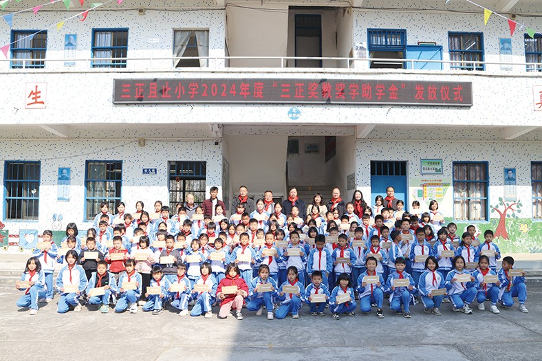 12月19日至20日，廣東省教育基金會副秘書長謝紹熺帶隊(duì)，前往肇慶市封開縣、云浮市郁南縣等地，代表我集團(tuán)向三正金樓小學(xué)、三正且止小學(xué)、三正東二小學(xué)等十所三正學(xué)校表現(xiàn)優(yōu)秀的師生及家庭有困難的師生頒發(fā)了“